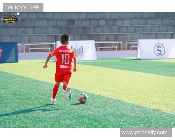 重庆足球队进攻战术解析与球员表现深度剖析 重庆足球队进攻战术解析与球员表现深度剖析